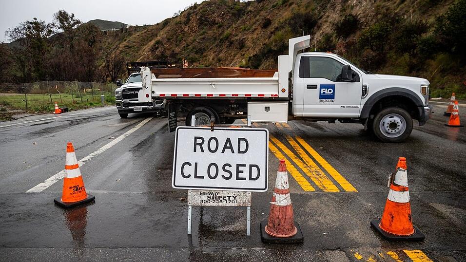 Augenzeugen berichteten nach dem Wintersturm von umgestürzten Bäumen, überschwemmten Straßen und kleineren Erdlöchern. Augenzeugen berichteten nach dem Wintersturm von umgestürzten Bäumen, überschwemmten Straßen und kleineren Erdlöchern.