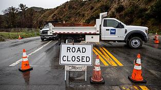 Augenzeugen berichteten nach dem Wintersturm von umgestürzten Bäumen, überschwemmten Straßen und kleineren Erdlöchern. Augenzeugen berichteten nach dem Wintersturm von umgestürzten Bäumen, überschwemmten Straßen und kleineren Erdlöchern.