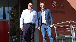 Jürgen Mattner (l.) tritt am 1. Oktober die Stelle als technischer Leiter der Stadthalle an. Geschäftsleiter Alexander Oswald (r.) freut sich, einen „tollen Nachfolger“ für Tom Schwarzensteiner gefunden zu haben. Jürgen Mattner (l.) tritt am 1. Oktober die Stelle als technischer Leiter der Stadthalle an. Geschäftsleiter Alexander Oswald (r.) freut sich, einen „tollen Nachfolger“ für Tom Schwarzensteiner gefunden zu haben.