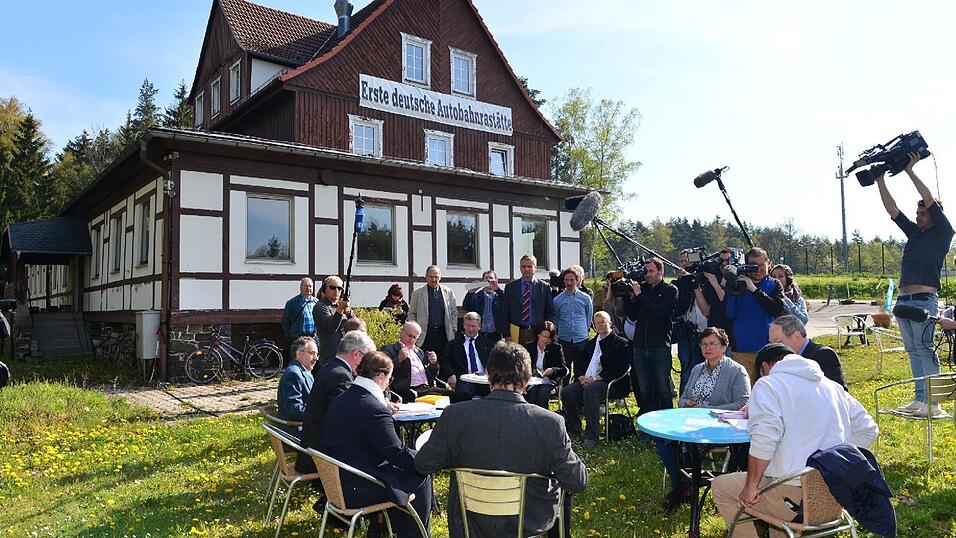 Im Streit um den Bratwurstverkauf an der A9 (Berlin-M&uuml;nchen) haben die Imbissbetreiber eine Niederlage erlitten. Der Verkauf an Deutschlands erster Rastst&auml;tte &uuml;ber einen Zaun hinweg sei rechtswidrig, entschied das Verwaltungsgericht Gera.