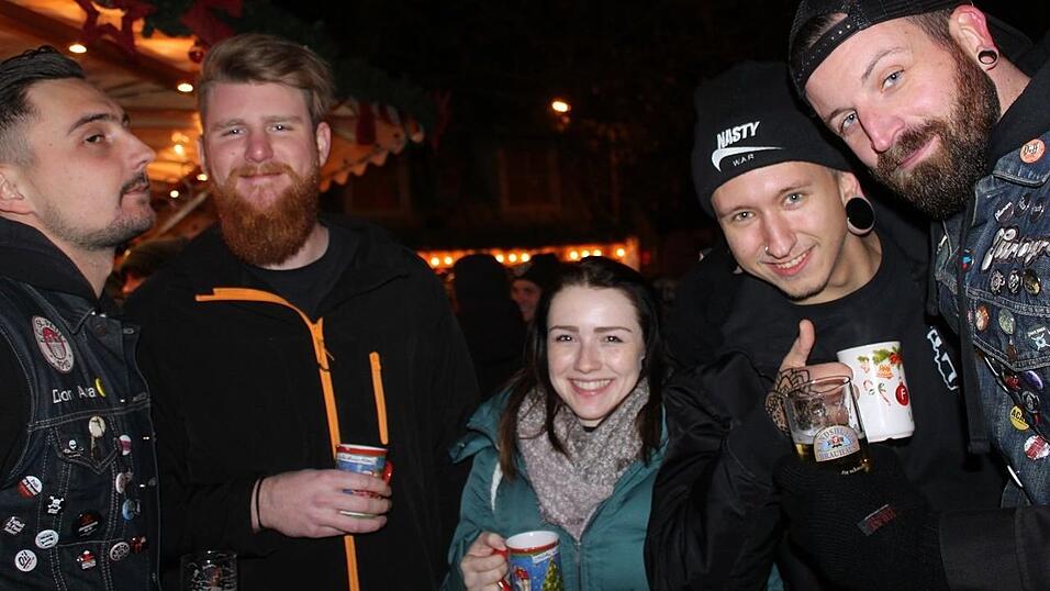 Seit einigen Jahren gehört auch die Weihnachtspyramide am Bischof-Sailer-Platz zur festen Institution zur Weihnachtszeit in Landshut, und ist vor allem bei der jüngeren Generation sehr beliebt. Seit einigen Jahren gehört auch die Weihnachtspyramide am Bischof-Sailer-Platz zur festen Institution zur Weihnachtszeit in Landshut, und ist vor allem bei der jüngeren Generation sehr beliebt.