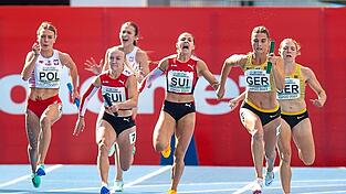 Das Malheur: Der Wechsel von Lilly Kaden (r.) auf Schlussläuferin Tina Benzinger (2.v.r.) klappt nicht perfekt. Am Ende fehlte nur zwei Hundertstelsekunden zu EM-Bronze. Das Malheur: Der Wechsel von Lilly Kaden (r.) auf Schlussläuferin Tina Benzinger (2.v.r.) klappt nicht perfekt. Am Ende fehlte nur zwei Hundertstelsekunden zu EM-Bronze.