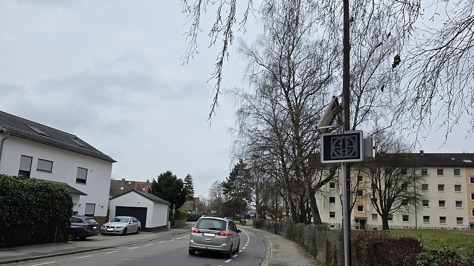 Sicherer Radeln auf der Kl&ouml;tzlm&uuml;llerstra&szlig;e: Um auf beiden Seiten Schutzstreifen zu schaffen, mussten die Parkpl&auml;tze entfernt werden. Weitere Tempomessungen sollen zeigen, ob die Autos &ndash; wie Anwohner sagen &ndash; nun schneller unterwegs ist.