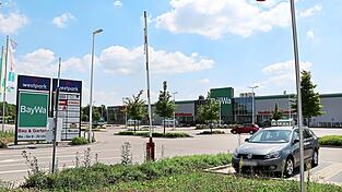 Der Baywa-Bau- und Gartenmarkt schließt zum Jahresende. Eine Bebauungsplanänderung ist angebahnt, sodass ein Lebensmittelvollsortimenter ansiedeln könnte, auf den die Stoffel Holding als wesentlichem Nachfolger spekuliert.