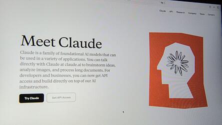 Die KI-Software Claude ist nun auch besser bei Finanzanalyse und der Suche nach Programm-Schwachstellen. (Archivbild)