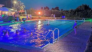 Im Freibad Leibersdorf war die lange Badenacht ein besonderer H&ouml;hepunkt. Der warme Sommer machte sich bemerkbar.