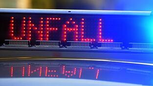 Ein Polizeifahrzeug an einer Unfallstelle. Foto: Stefan Puchner/dpa/Symbolbild