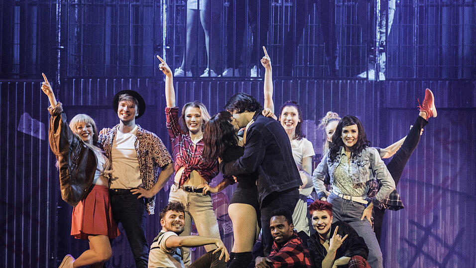 Gute Laune im Rückblick auf die 1980er Jahre: Das Ensemble des Musicals 'Flashdance' im Deutschen Theater. Gute Laune im Rückblick auf die 1980er Jahre: Das Ensemble des Musicals 'Flashdance' im Deutschen Theater.