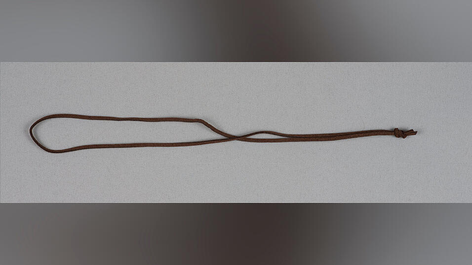 1. Nun geht’s los: Knote die Enden des 80 Zentimeter langen Bandes zusammen, sodass ein Ring von 40 Zentimetern entsteht.