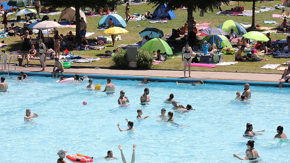 Warum in die Ferne schweifen, wenn das gute liegt so Nah. Das herrliche Sommerwetter bei hei&szlig;en Temperaturen &uuml;ber 30 Grad bietet auch daheim jede Menge Badespa&szlig; f&uuml;r Jung und Alt wie hier zum Beispiel im Taufkirchener Waldbad, ein Freizeitparadies f&uuml;r Jedermann Gluthitze am Fronleichnamsfeiertag konnten &uuml;ber 2.800 Besucher gez&auml;hlt werden und am letzten Pfingstferientag am Sonntagnachmittag, 22. Juni gab es einen Besucheransturm im Taufkirchener Freibad 'Waldbad' mit &uuml;ber 3.000 Badebesuchern und G&auml;sten.