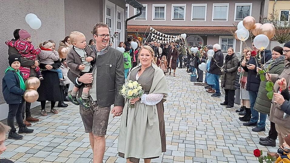 Viele Freunde, Verwandte und zahlreiche Kollegen bildeten ein Spalier für das Paar. Viele Freunde, Verwandte und zahlreiche Kollegen bildeten ein Spalier für das Paar.