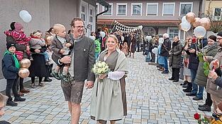 Viele Freunde, Verwandte und zahlreiche Kollegen bildeten ein Spalier für das Paar. Viele Freunde, Verwandte und zahlreiche Kollegen bildeten ein Spalier für das Paar.