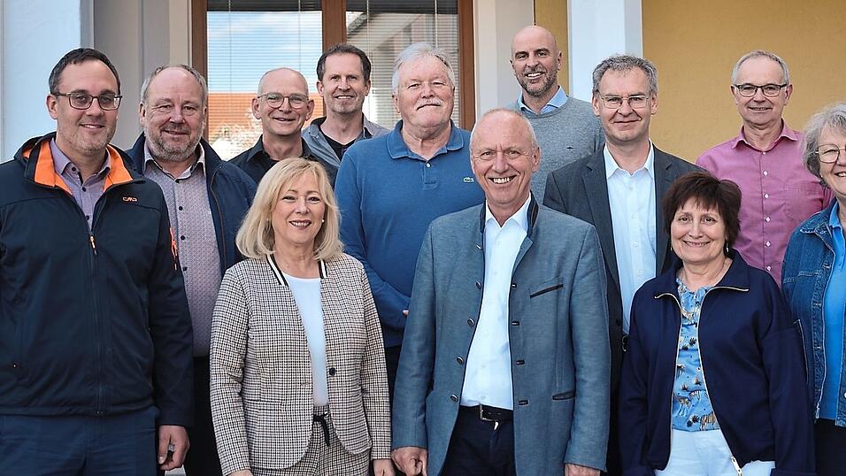 Zum Abschiedsfoto nach der letzten Schulverbandssitzung in der laufenden Amtsperiode stellten sich die Mitglieder auf: die B&uuml;rgermeister, die Schulleitung, Gemeinder&auml;te und die Mitarbeiter der Gemeindeverwaltung.