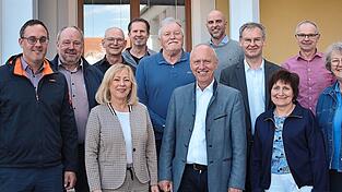 Zum Abschiedsfoto nach der letzten Schulverbandssitzung in der laufenden Amtsperiode stellten sich die Mitglieder auf: die B&uuml;rgermeister, die Schulleitung, Gemeinder&auml;te und die Mitarbeiter der Gemeindeverwaltung.