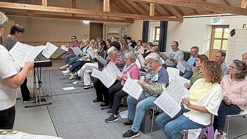 Ute Feuerecker und Maria Kollmer konnten mit der Liedertafel intensiv für das anstehende Konzert am 10. Oktober üben. Das Thema lautet dann „Träume“. Ute Feuerecker und Maria Kollmer konnten mit der Liedertafel intensiv für das anstehende Konzert am 10. Oktober üben. Das Thema lautet dann „Träume“.