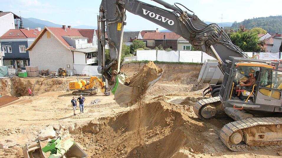 Blick auf die Baustelle des Parkhaus-Neubaus. Die Hälfte des Erdaushubs ist geschafft. Blick auf die Baustelle des Parkhaus-Neubaus. Die Hälfte des Erdaushubs ist geschafft.