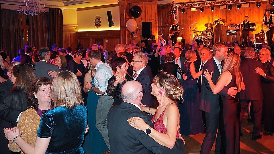 Die Gäste schwangen gerne und fleißig das Tanzbein. Die Gäste schwangen gerne und fleißig das Tanzbein.