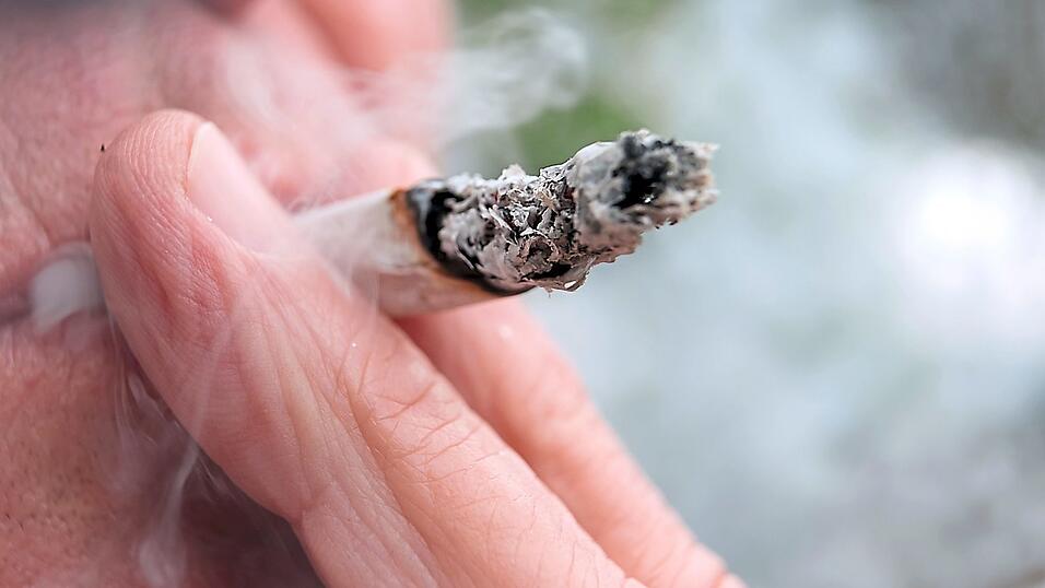 Aus den präsentierten Daten geht hervor, dass 2024 in Deutschland etwa 5,3 Millionen Erwachsene Cannabis konsumiert haben, etwa eine Million davon konsumierte täglich oder fast täglich. Aus den präsentierten Daten geht hervor, dass 2024 in Deutschland etwa 5,3 Millionen Erwachsene Cannabis konsumiert haben, etwa eine Million davon konsumierte täglich oder fast täglich.