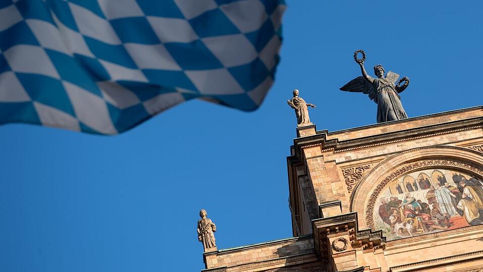 Eine Bayernflagge weht vor dem bayerischen Landtag. Eine Bayernflagge weht vor dem bayerischen Landtag.