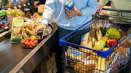 Seit 2020 sind die Lebensmittelpreise um mehr als 30 Prozent gestiegen, w&auml;hrend viele Landwirte trotzdem unter Druck stehen und die Einkommen gerade kleiner und mittlerer Betriebe kaum mithalten.