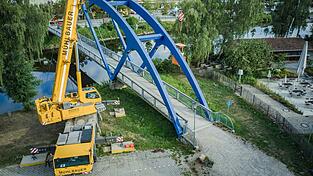 Ein Autokran bef&ouml;rdert die Techniker in einer Arbeitsgondel entlang der zu pr&uuml;fenden Bauteile. Fotos: