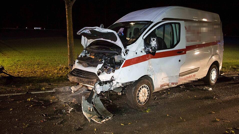 Zwei Menschen starben bei einem Verkehrsunfall am Montagabend auf der B11 bei Eching. Zwei Menschen starben bei einem Verkehrsunfall am Montagabend auf der B11 bei Eching.