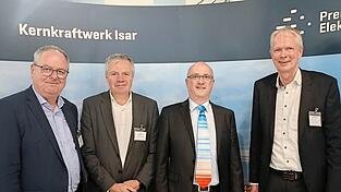 Diskutierten &uuml;ber Energieversorgung und den R&uuml;ckbau am Standort Isar (v.l.): Niederaichbachs B&uuml;rgermeister Josef Klaus, Preussen-Elektra-Gesch&auml;ftsf&uuml;hrer Guido Knott, Detlef Fischer vom Verband der Bayerischen Energie- und Wasserwirtschaft sowie KKI-Standortleiter Carsten M&uuml;ller.