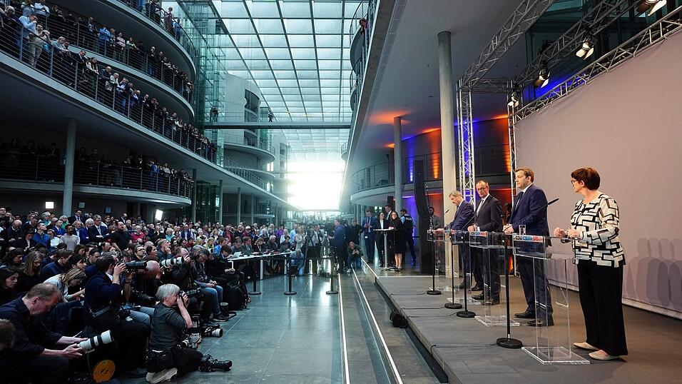 Die Chefverhandler-Riege um CSU-Chef Markus Söder, den CDU-Vorsitzenden Friedrich Merz sowie die SPD-Covorsitzenden Lars Klingbeil und Saskia Esken stellt den Koalitionsvertrag im Paul-Löbe-Haus vor. Die Chefverhandler-Riege um CSU-Chef Markus Söder, den CDU-Vorsitzenden Friedrich Merz sowie die SPD-Covorsitzenden Lars Klingbeil und Saskia Esken stellt den Koalitionsvertrag im Paul-Löbe-Haus vor.
