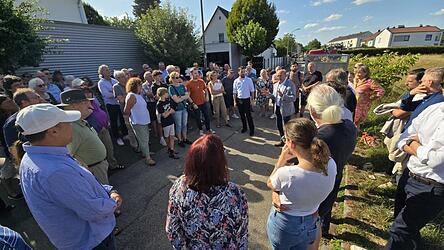Bei einem Vor-Ort-Termin am Platanenweg im Juli diskutierten B&uuml;rger, Stadtpolitik und Architekt kontrovers &uuml;ber die geplante Nachverdichtung.