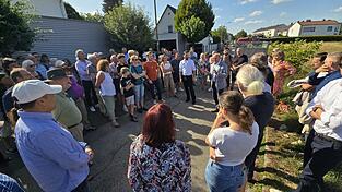 Bei einem Vor-Ort-Termin am Platanenweg im Juli diskutierten Bürger, Stadtpolitik und Architekt kontrovers über die geplante Nachverdichtung. Bei einem Vor-Ort-Termin am Platanenweg im Juli diskutierten Bürger, Stadtpolitik und Architekt kontrovers über die geplante Nachverdichtung.