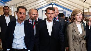 Bereits im April verkündete Frankreichs Präsident Emmanuel Macron (M.) nach einem Besuch in Al-Arish auf der Sinai-Halbinsel gegenüber Journalisten, dass es bei Palästina in den nächsten Monaten Richtung Anerkennung gehen müsse.