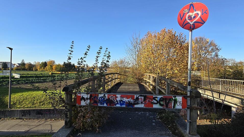Seit 1989 f&uuml;hrt die Br&uuml;cke am Kutschenreuterweg ins Nichts.