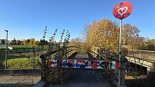 Seit 1989 führt die Brücke am Kutschenreuterweg ins Nichts. Seit 1989 führt die Brücke am Kutschenreuterweg ins Nichts.