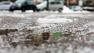 Auf den Straßen in Straubing kann es glatt werden. Der Deutsche Wetterdienst warnt vor gefrierendem Regen. Auf den Straßen in Straubing kann es glatt werden. Der Deutsche Wetterdienst warnt vor gefrierendem Regen.