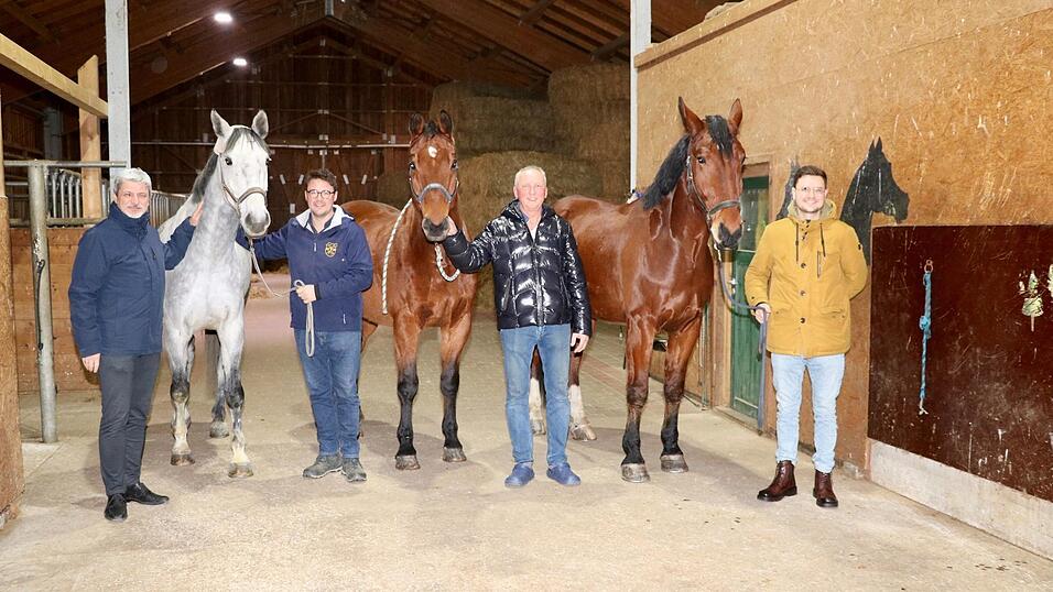 B&uuml;rgermeister Sandro Bauer pr&auml;sentierte am Montagabend das neue Rittertrainer-Trio Dominik, Josef und Alexander Pongratz (von links) mit drei Tieren dieses Reiterhofes am Dieberger Weg. Ob darunter ein Drachenkampfpferd ist, wird sich erst in den kommenden Monaten entscheiden.