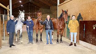 B&uuml;rgermeister Sandro Bauer pr&auml;sentierte am Montagabend das neue Rittertrainer-Trio Dominik, Josef und Alexander Pongratz (von links) mit drei Tieren dieses Reiterhofes am Dieberger Weg. Ob darunter ein Drachenkampfpferd ist, wird sich erst in den kommenden Monaten entscheiden.