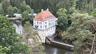 Auch heute noch ist das Wasserkraftwerk technisch höchst modern und in tadellosem Zustand. Auch heute noch ist das Wasserkraftwerk technisch höchst modern und in tadellosem Zustand.