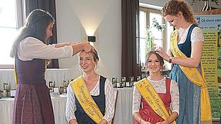 „Krönungszeremonie“: Die bisherige Honig-Königin und ihre Honig-Prinzessin überreichten die Insignien ihres Ehrenamts an ihre Nachfolgerinnen. „Krönungszeremonie“: Die bisherige Honig-Königin und ihre Honig-Prinzessin überreichten die Insignien ihres Ehrenamts an ihre Nachfolgerinnen.