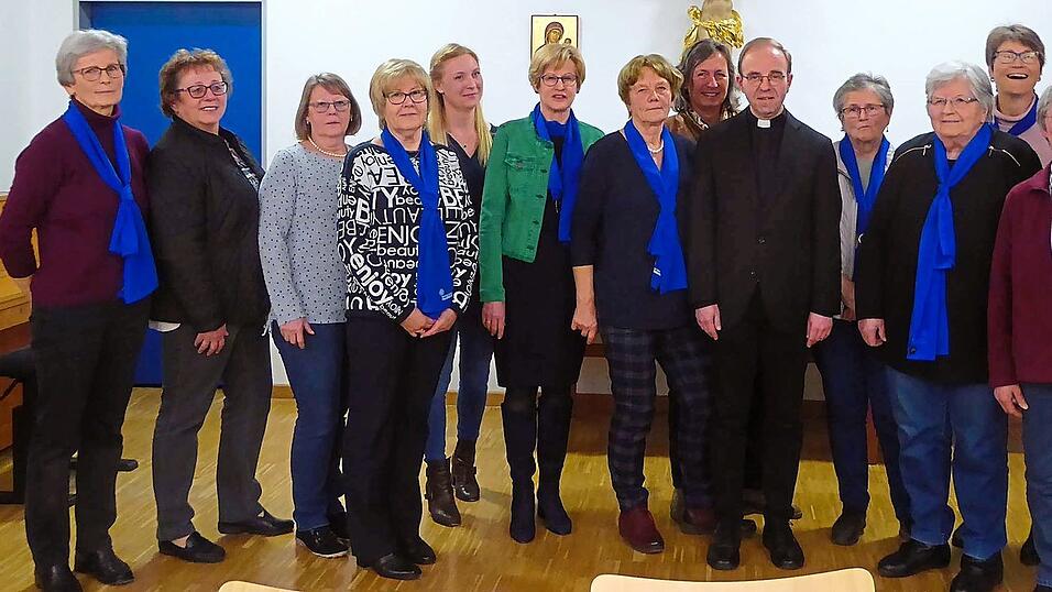 Fast die ganze Vorstandschaft wurde neu besetzt, verdiente Mitglieder wurden geehrt. Renate Billig, Helga Lorenz, Kathrin Stadler, Lotte Semmelmann, Yvonne Eigenstetter, Monika Weinbeck, Mathilde Weber, Luise Fischer, Pfarrer Erich Renner, Maria König, Sieglinde Vogel, Daniela Kagerer, Renate Schlehdorn, Monika Amann, von links. Fast die ganze Vorstandschaft wurde neu besetzt, verdiente Mitglieder wurden geehrt. Renate Billig, Helga Lorenz, Kathrin Stadler, Lotte Semmelmann, Yvonne Eigenstetter, Monika Weinbeck, Mathilde Weber, Luise Fischer, Pfarrer Erich Renner, Maria König, Sieglinde Vogel, Daniela Kagerer, Renate Schlehdorn, Monika Amann, von links.