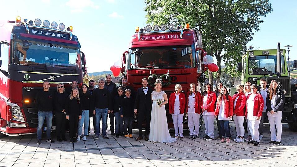 Kollegen von Braut und Bräutigam gratulierten dem Paar nach der standesamtlichen Trauung.