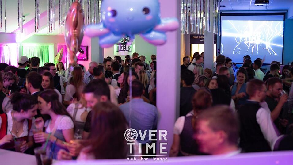 Auch am zweiten Volksfestfreitag schauten viele G&auml;ste im Overtime vorbei.