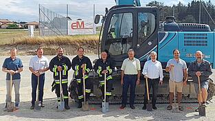 Prof. Dr. Hermann Englberger, Andreas Märkl, Michael Danner, Martin Schranz, Franz Staudinger, Bürgermeister Konrad Hartshauser, Architekt Eduard Trompke, Mathias und Konrad Hess von der Firma Hess Bau (von links).