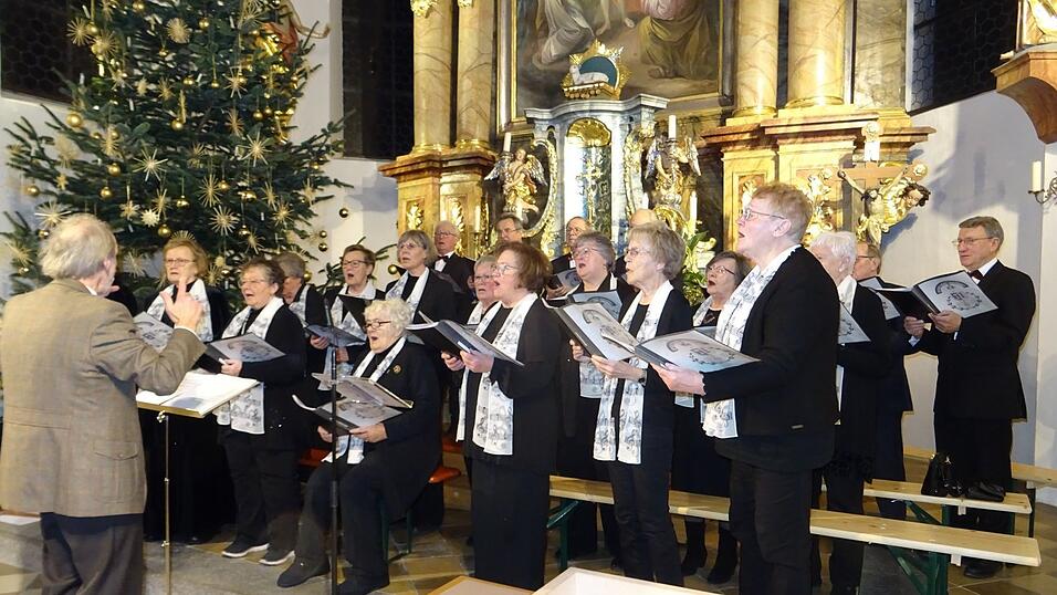 Der gemischte Chor sorgte für weihnachtliche Lieder. Der gemischte Chor sorgte für weihnachtliche Lieder.
