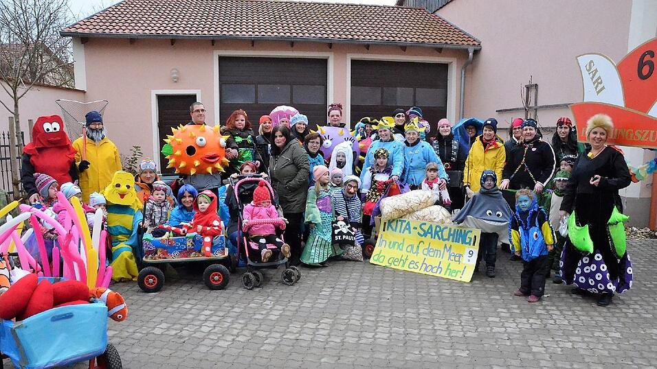 Mit dem großartigen 67. Faschingszug und einem anschließenden 'Narrentreiben' nahm am Faschingsdienstag der Fasching 2017 in Sarching ein glanzvolles Ende. Und was dabei alle 'narrisch' freute, das Wetter spielte doch noch mit; denn während des Zuges war es regenfrei; erst zum Ende regnete es! Mit dem großartigen 67. Faschingszug und einem anschließenden 'Narrentreiben' nahm am Faschingsdienstag der Fasching 2017 in Sarching ein glanzvolles Ende. Und was dabei alle 'narrisch' freute, das Wetter spielte doch noch mit; denn während des Zuges war es regenfrei; erst zum Ende regnete es!