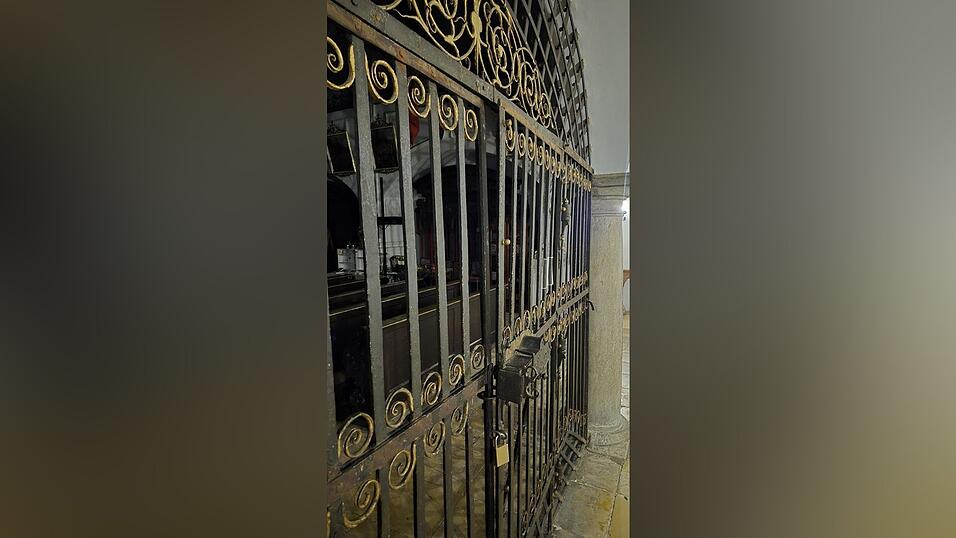 Das schmiedeeiserne Gitter ist verbogen...