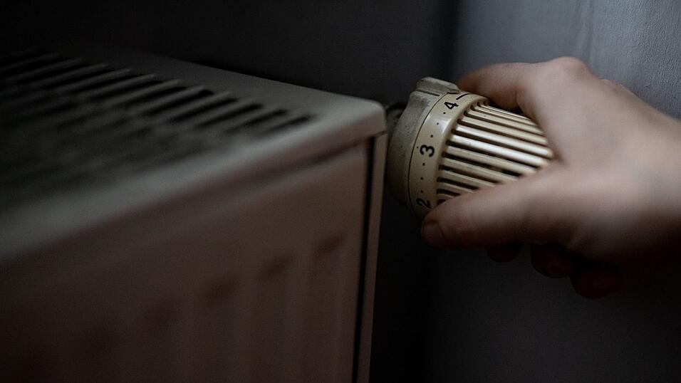 Besser mal runterdrehen - Heizen kann teuer sein. (Symbolbild) Besser mal runterdrehen - Heizen kann teuer sein. (Symbolbild)