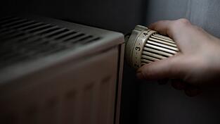Besser mal runterdrehen - Heizen kann teuer sein. (Symbolbild)
