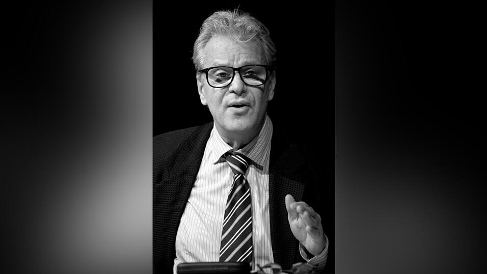 Der Schauspieler Peter Sattmann w&auml;hrend einer Probe zum Theaterst&uuml;ck &laquo;Love Letters&raquo; im Schlosspark Theater in Berlin im Jahr 2009. (Archivbild).