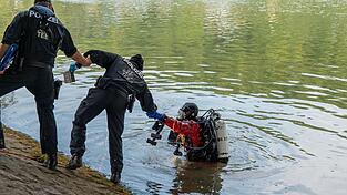Taucher der Polizei suchten am Dienstag nach m&ouml;glichen Beweismitteln am Pfaffensteiner Wehr.