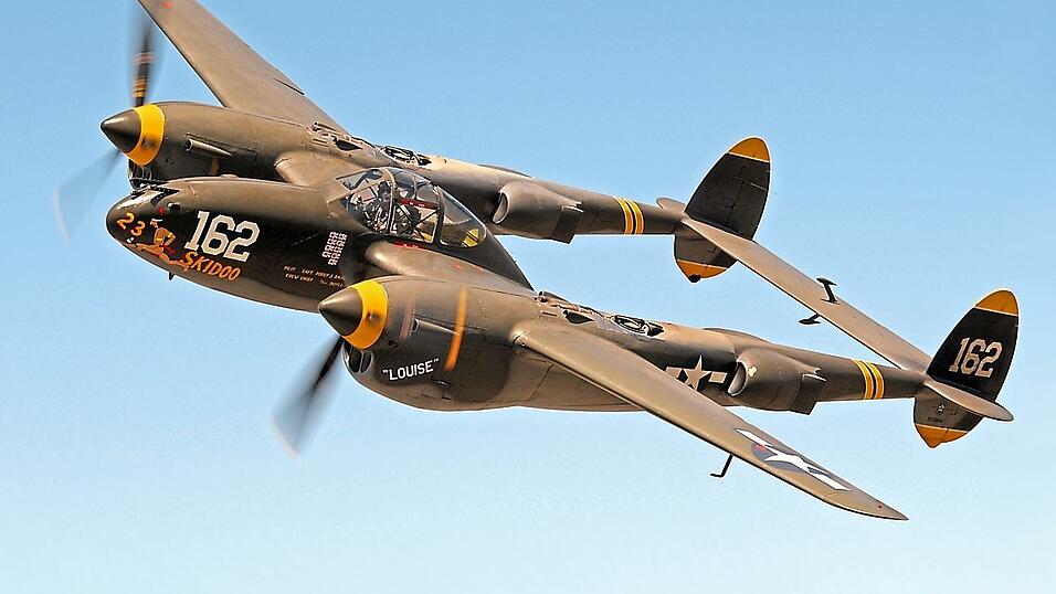 Die P-38-Kampfflugzeuge flogen den Angriff.